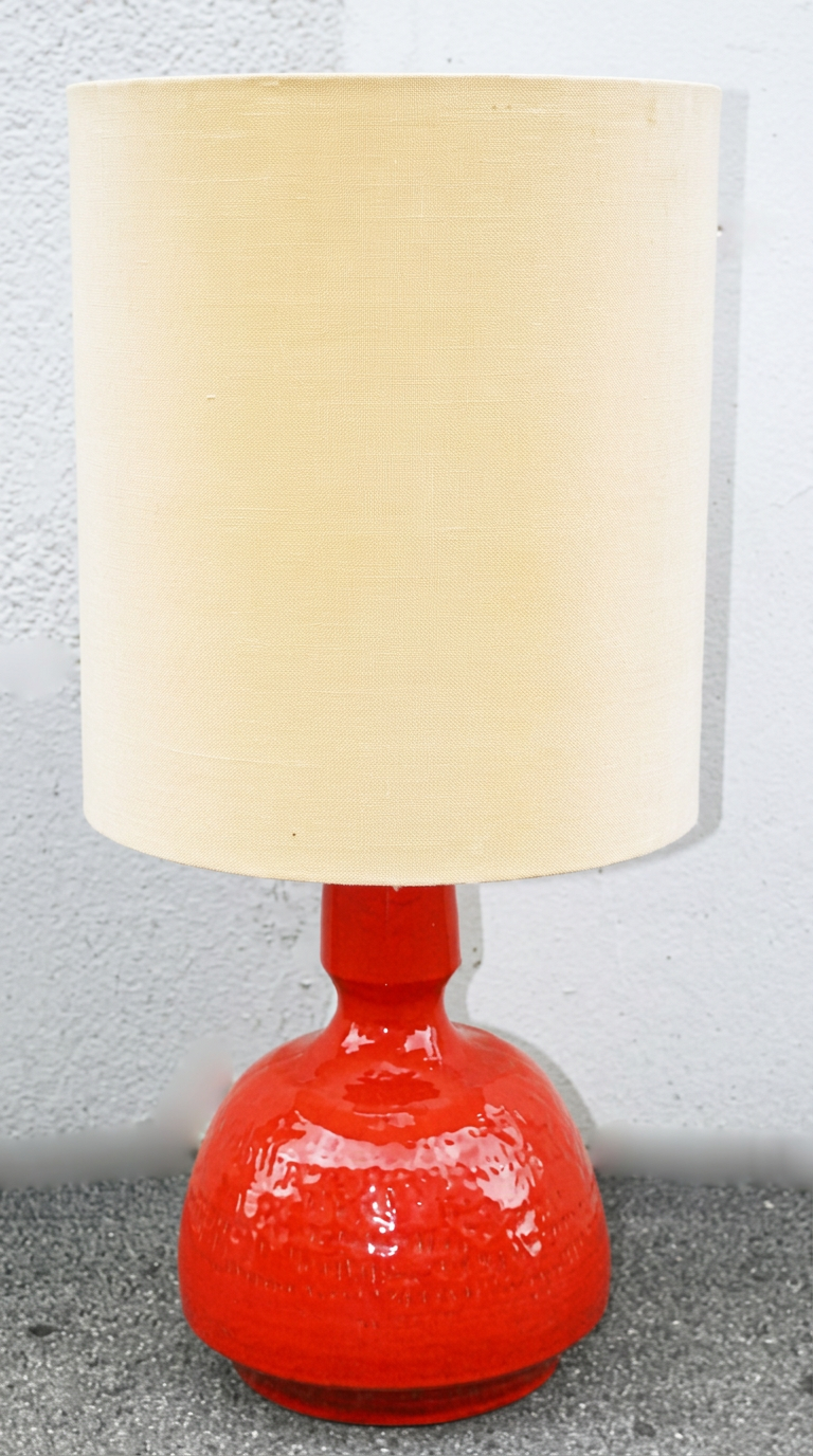 Tischlampe mit rotem Keramiksockel und cremefarbenem Schirm