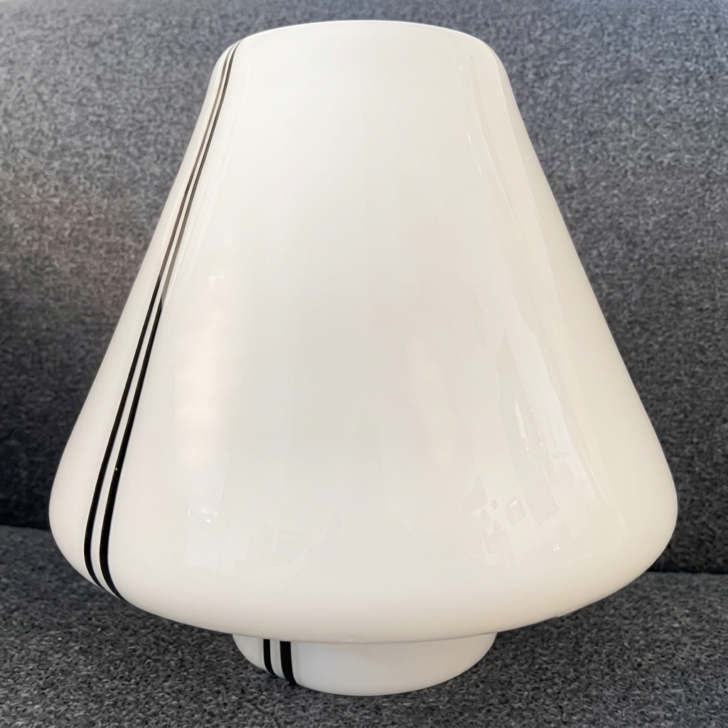 Weisse Tischlampe Vetri Murano mit dunklen Streifen