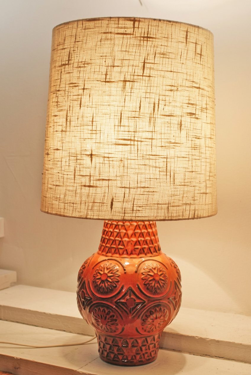 Tischlampe mit rotem Keramiksockel