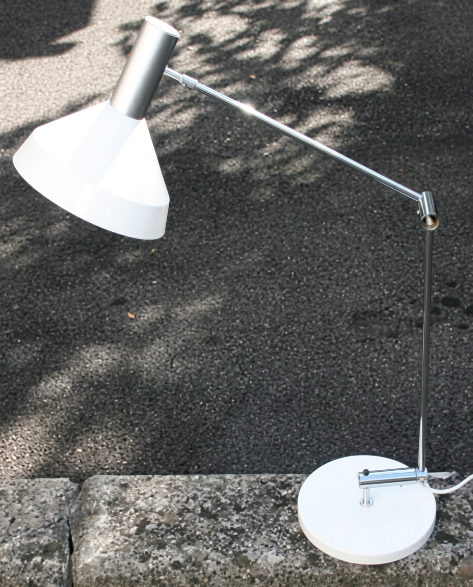 Weisse Tischlampe Baltensweiler T60