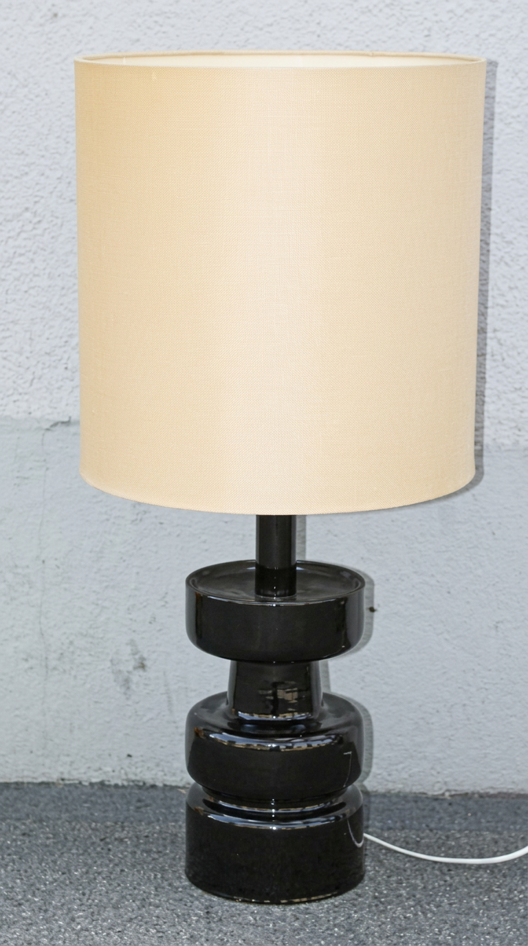 Italienische Tischlampe mit schwarzem Keramiksockel