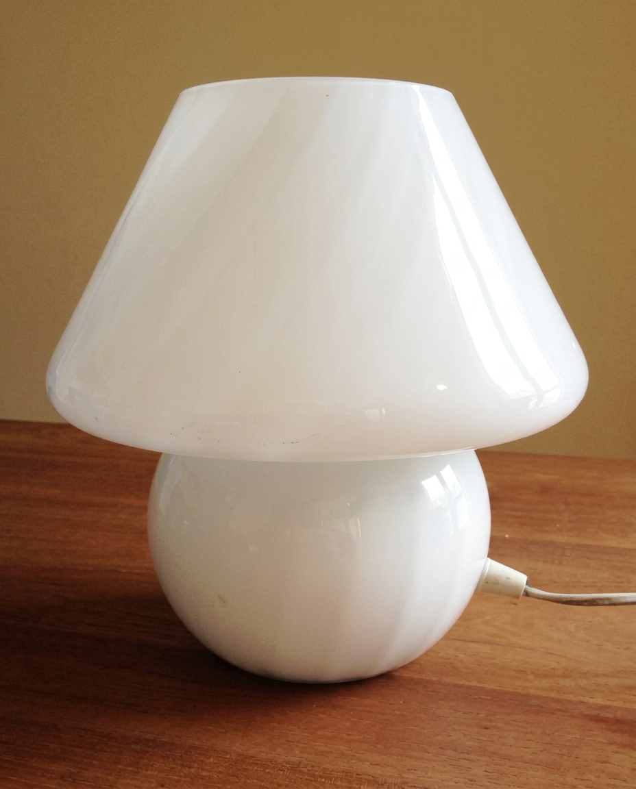 Weisse Tischlampe aus Murano-Glas