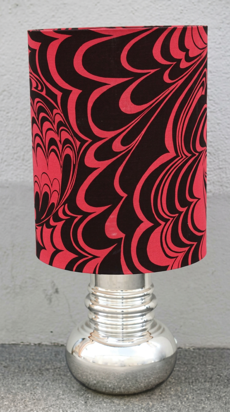 Tischlampe mit verspiegeltem Glassockel und rotem Schirm