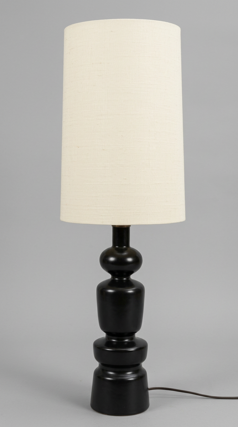 Stehlampe mit schwarzem Keramikfuss von Margareth Linck