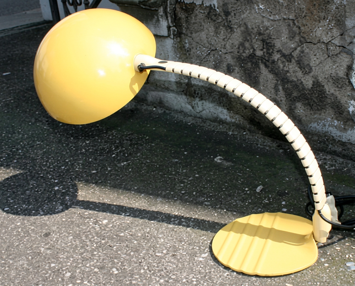 Gelbe Tischlampe von Elio Martinelli